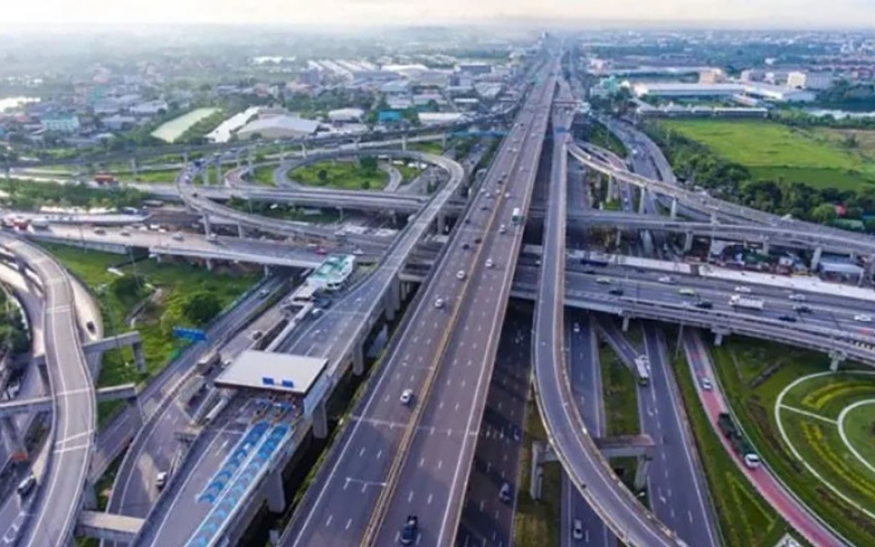 Vier neue schnellstrassenprojekte sollen die verkehrsanbindung verbessern und die wirtschaftliche