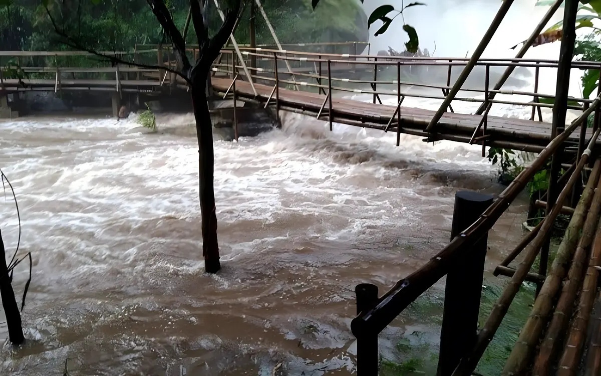 Waldabfluss ueberflutet haeuser in chiang mai