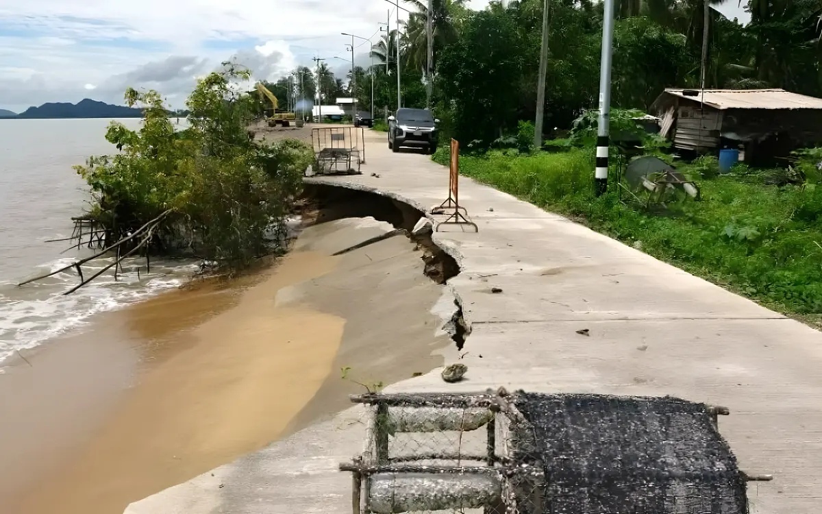 Zerstoererische flutwelle hua hin beach road in truemmern 2 500 haushalte betroffen