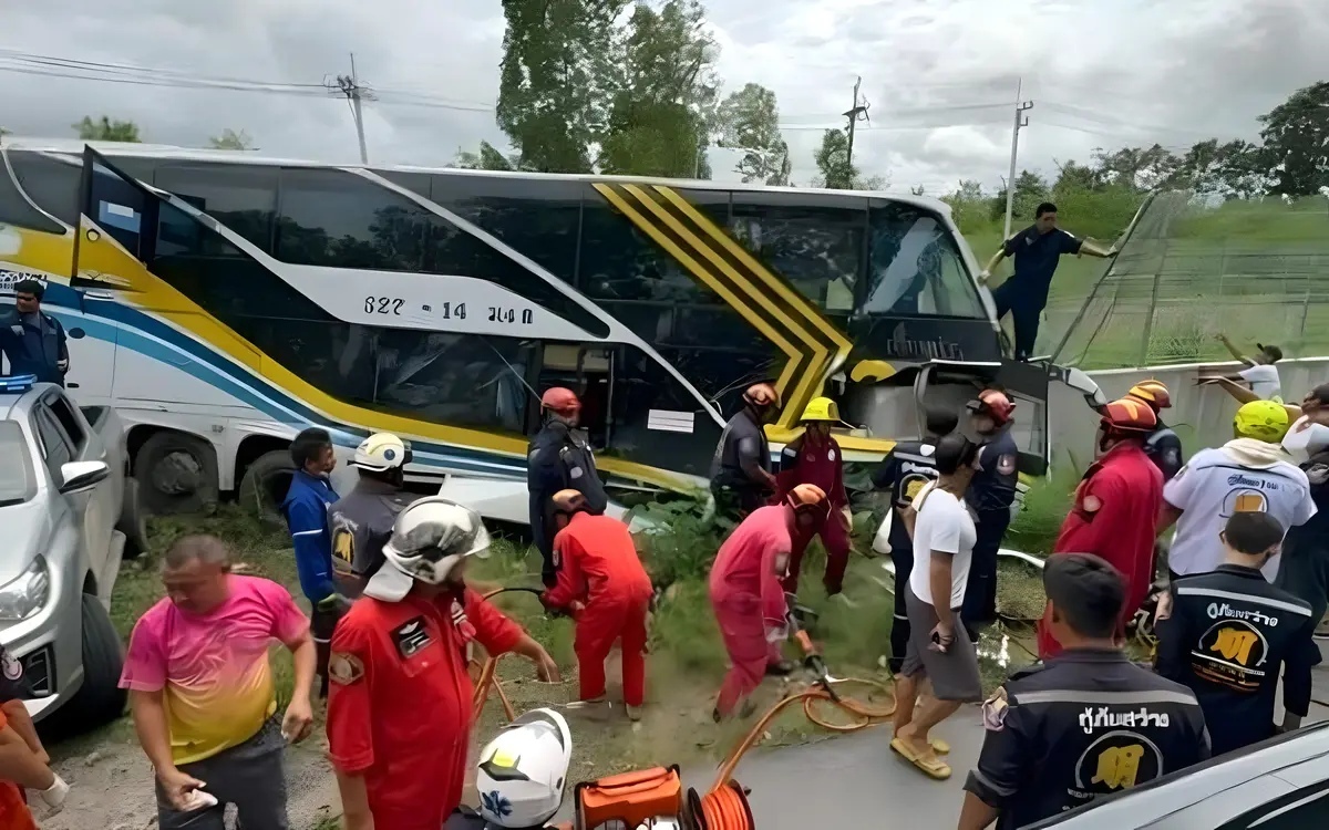Zwei tote bei busunfall in nakhon phanom rayong fahrer mit schlafentzug verdaechtigt