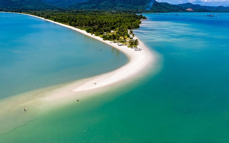 Der cape beach in phang nga der als malediven thailands bezeichnet wird zieht an den wochenenden