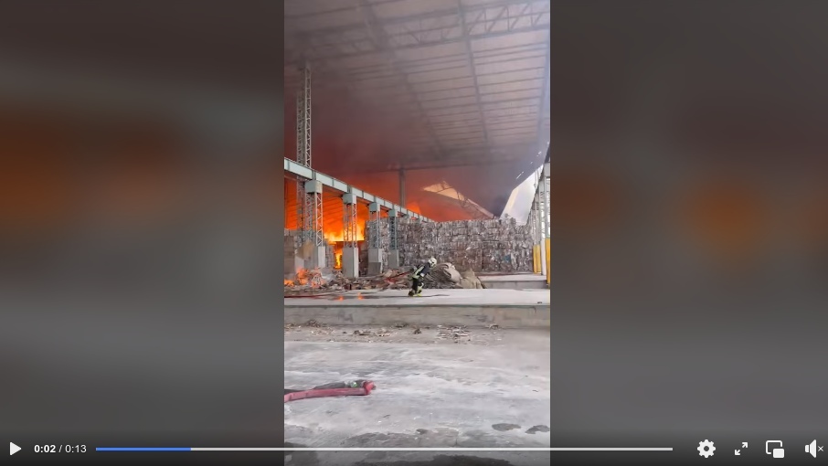 Feuer wuetet in samut sakhon papierfabrik in flammen video