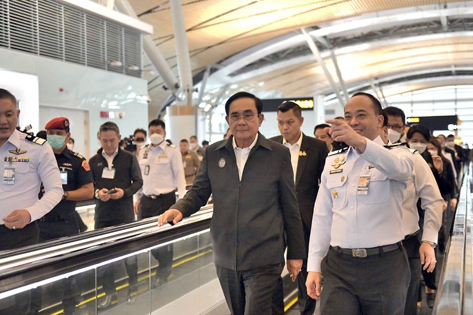 Premierminister besichtigt neues terminal am flughafen suvarnabhumi vor der inbetriebnahme im