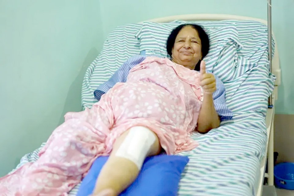 Siriraj hospital fuehrt knieoperationen fuer beduerftige menschen in nepal durch
