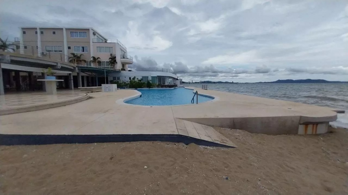 Umstrittene konstruktion ein mysterioeser pool am strand von na jomtien