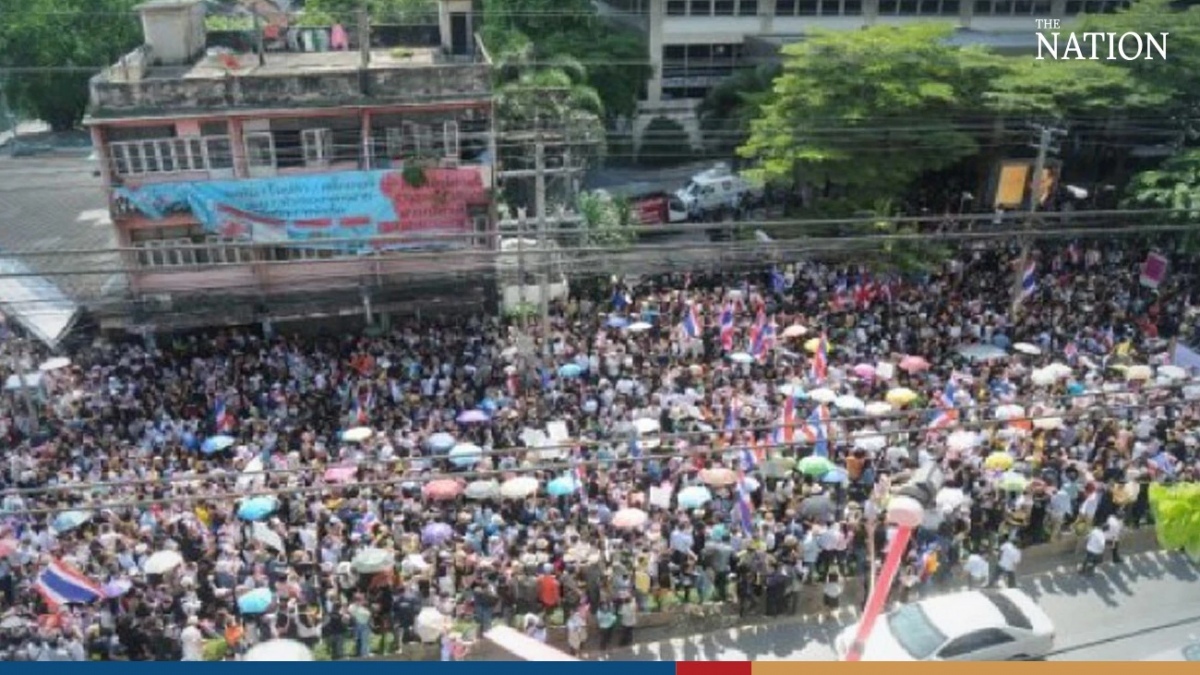 Verstaerkte sicherheitsvorkehrungen im hauptquartier der pheu thai partei nach zusammenstoessen