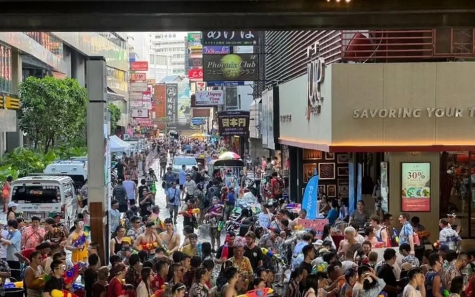 111 000 feiern songkran polizei warnt vor risiko zonen ba50435d