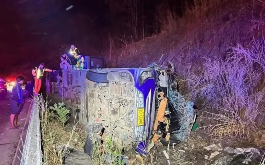 17 tote und viele verletzte nach verheerendem busunfall in prachinburi augenzeugen berichten von 2b63782b