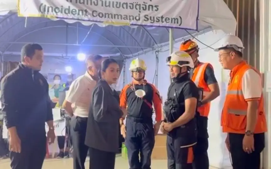 18 tote 76 vermisste rettungsteams kaempfen unter truemmern 573771b9