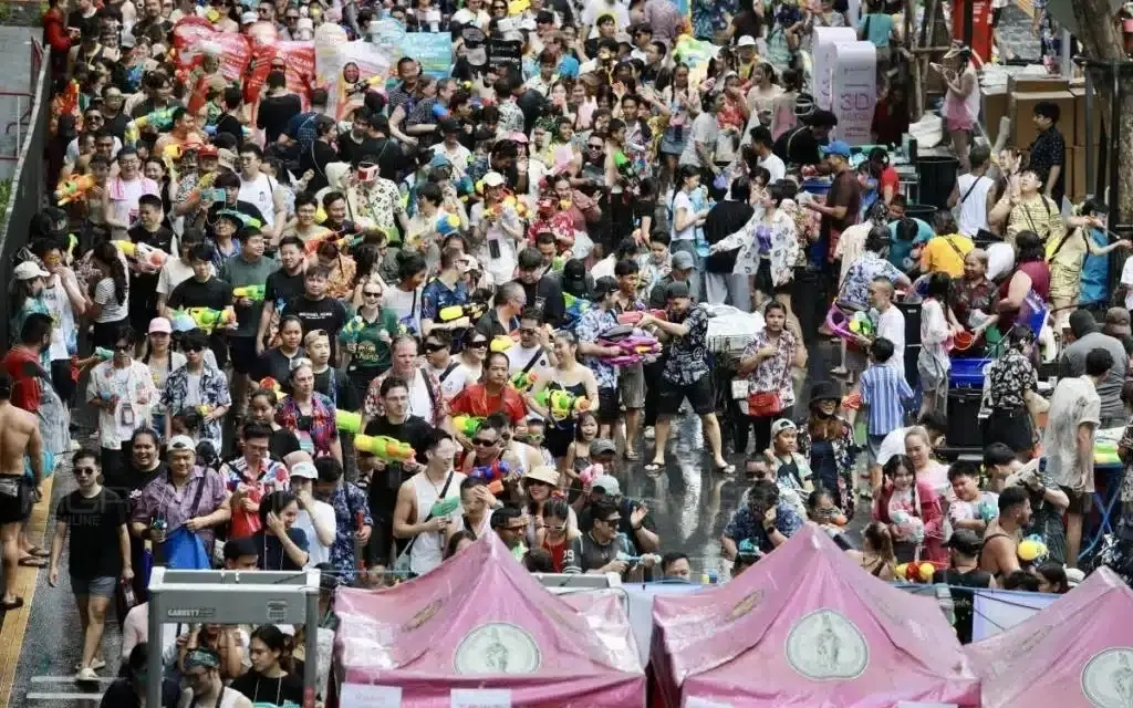 360 000 feiern songkran in bangkok doch es gibt auch tote 15418a59