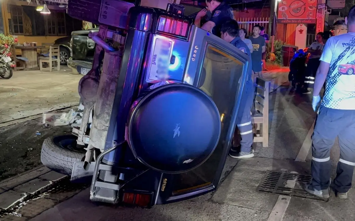 Alkohol crash in in pattaya frau 56 wuetet mit auto durch parkplatz 46670a08
