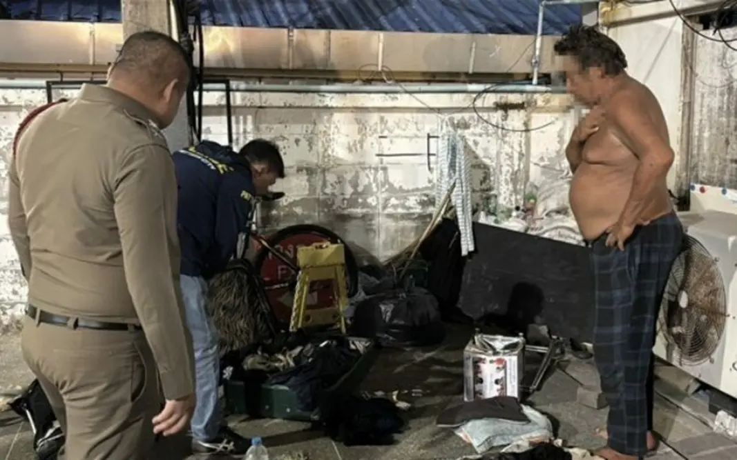 Amerikaner wegen raubes einer spendenbox vor der polizeiwache von pattaya verhaftet 4d35e6a8