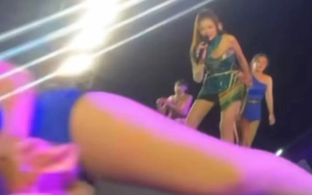 Aufregung im isaan mor lam taenzerin sexuell belaestigt und von der buehne gezerrt video 8ddb2ec2