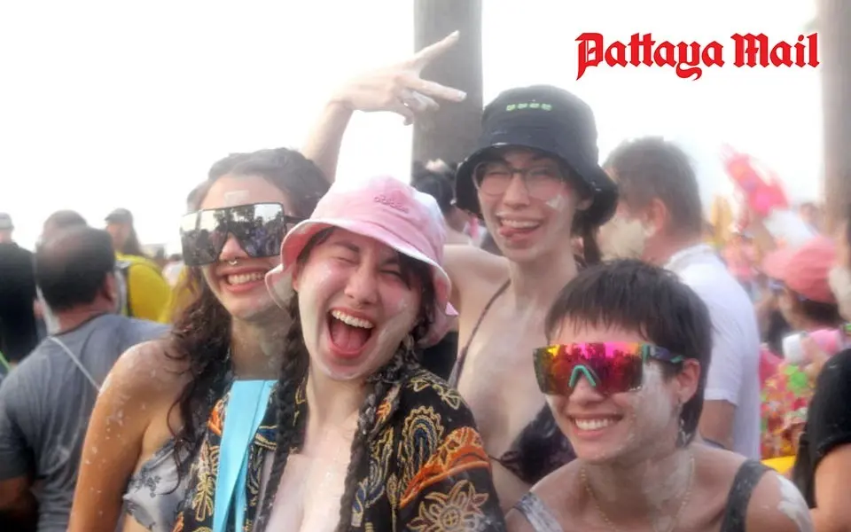 Auslaender erwaegen wegen songkran in pattaya zu bleiben verkehrschaos und sicherheitsbedenken 74a53079