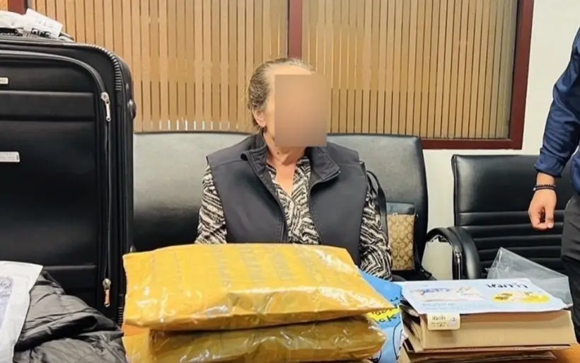 Auslaenderin am flughafen phuket wegen riesigen drogenschmuggels festgenommen mit 4 kg 0daceaa8