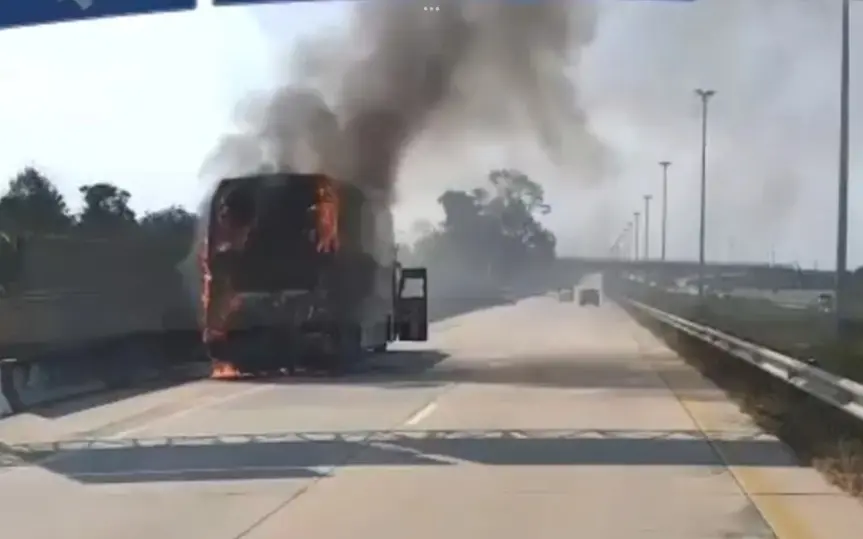 Ausländische Touristen entkommen Busbrand in Sattahip unverletzt in letzter Sekunde