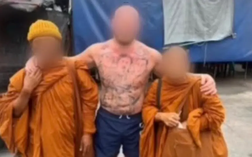 Auslaendische touristen sorgen fuer kontroversen motorradfahrt mit buddhistischen moenchen wirft f947a045