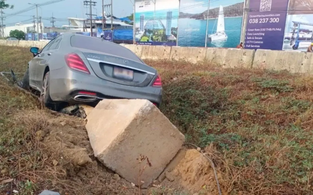 Auslaendischer mercedes raser fluechten nach crash in pattaya b211baac