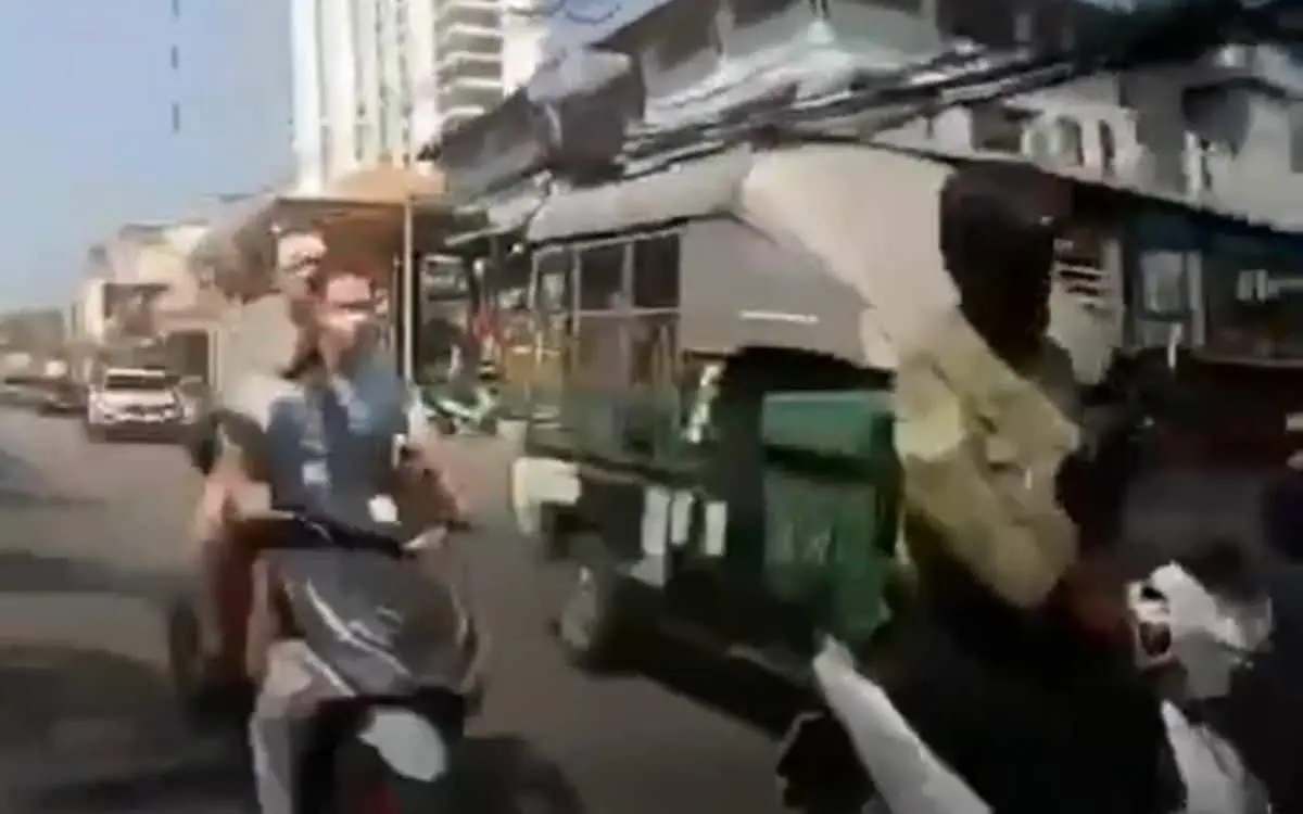 Auslaendischer motorradfahrer fluechtet nach zusammenstoss mit thailaendischem lieferfahrer video 58c78b03