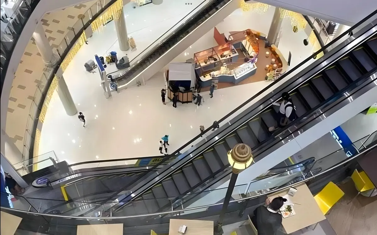Auslaendischer tourist stuerzt vom vierten stock des korat einkaufszentrums in den tod 9a4b3e57