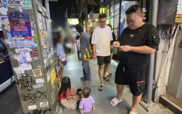 Ausnutzung oder armut kinder betteln in pattaya touristen irritiert 4a8ee4ed