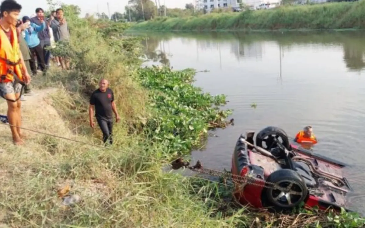 Auto stuerzt in kanal und endete toedlich nachdem vater in pathum thani fruehstueck kaufen wollte 52fb74fa