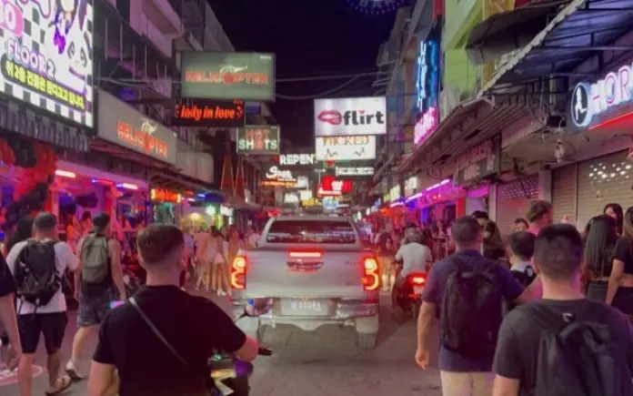Baht busse strassenhaendler blockieren soi 6 jetzt schreitet die polizei ein 0c6c2bd5