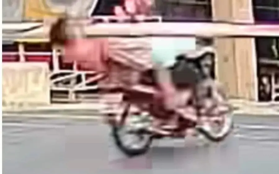 Bangkok frau bei riskantem manoever an schranke schwer verletzt video 534c9a91