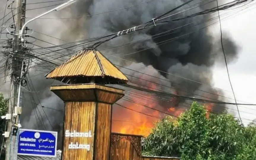 Behinderter mann entkommt flammen 300 000 thb bargeld verbrennen a437cb37