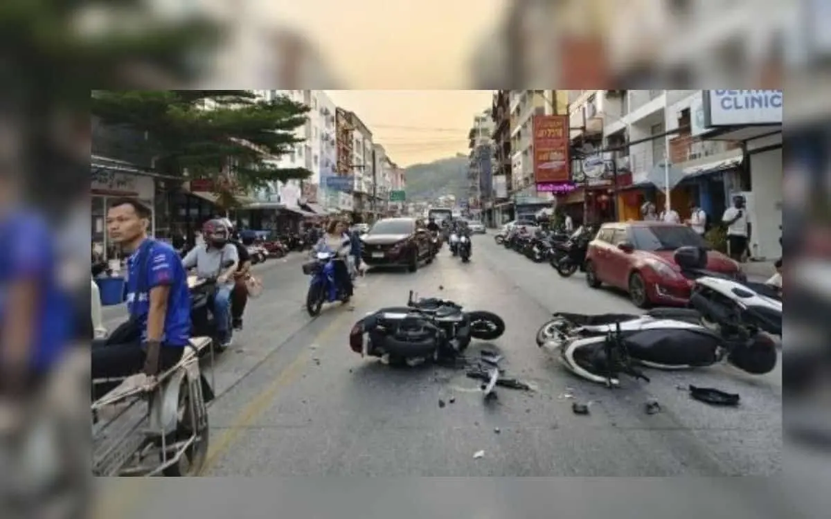 Betrunkener tourist nach zusammenstoss mit polizeibeamten auf motorrad in patong auf der stelle c62765ea