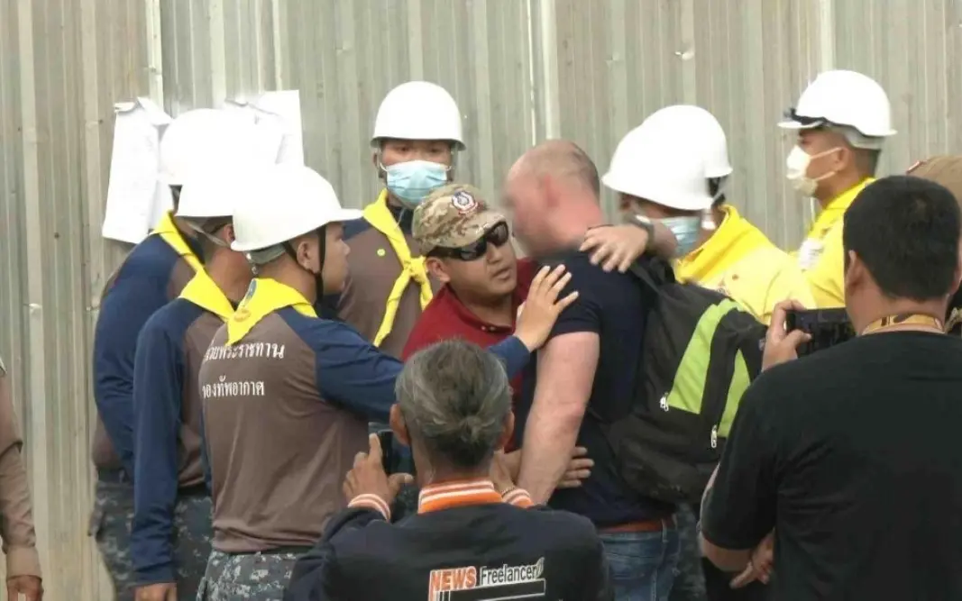 Betrunkener ungar randaliert an eingestuerztem gebaeude meine freunde sind da drin 412d250f