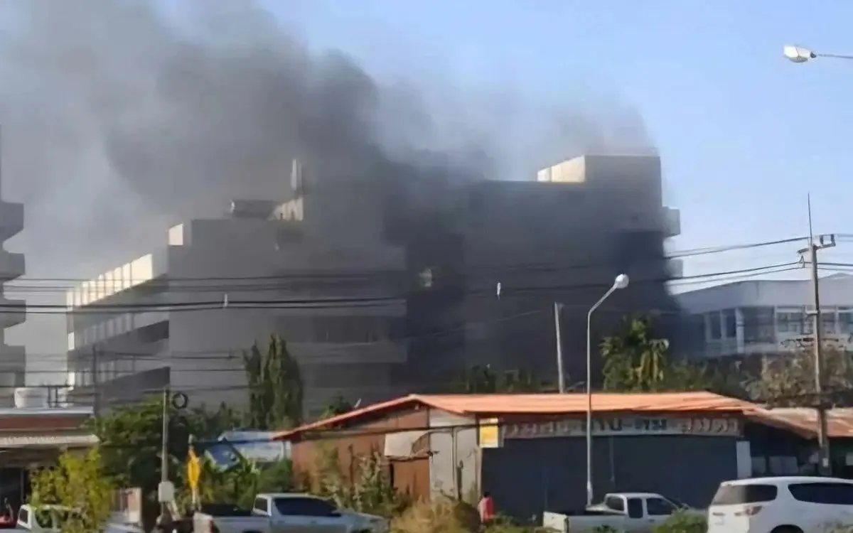 Brand in Ubon Ratchathani: Nach Verlust von 3 Millionen Baht bei Immobilienbetrug – Mann zündet Krankenhaus an – Video