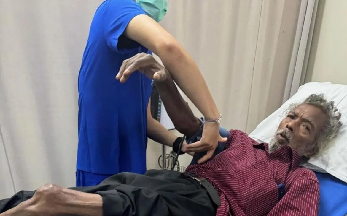 Britischer sohn kaempft verzweifelt um seinen sterbenden vater in thailand zu retten f1225b39