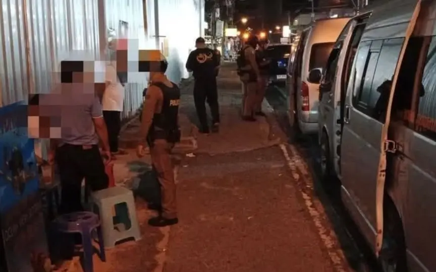 Brutaler streit in pattaya minivan fahrer wegen 300 baht niedergeschlagen 5db0cec6