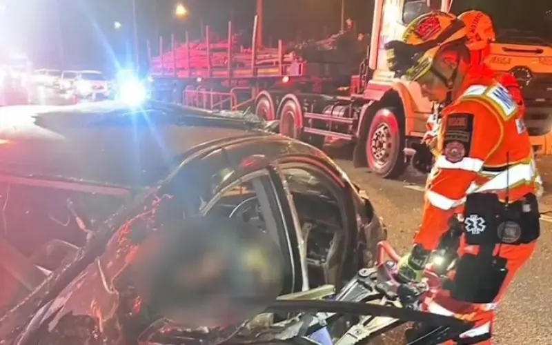 Chaos auf der autobahn in thailand massenkarambolage mit 12 fahrzeugen bei naechtlichem autorennen b8ebd597