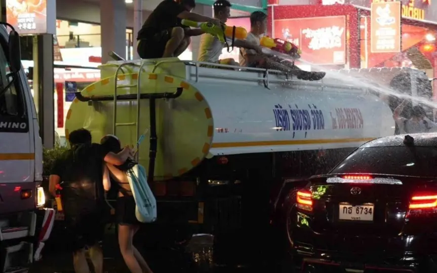 Chinesische touristen verwandeln songkran in wasser chaos polizei greift ein 790db1c4