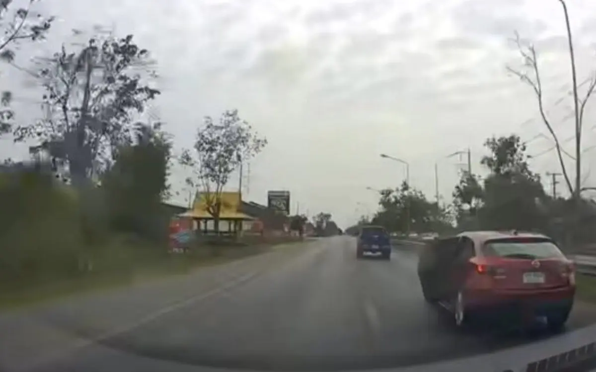 Dashcam aufnahme aus ratchaburi mann springt bei 120 km h aus auto von folgendem fahrzeug schwer 1dcea978