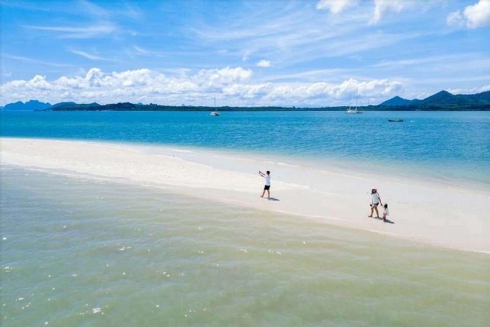 Der cape beach in phang nga der als malediven thailands bezeichnet wird zieht an den wochenenden 1ad151e8