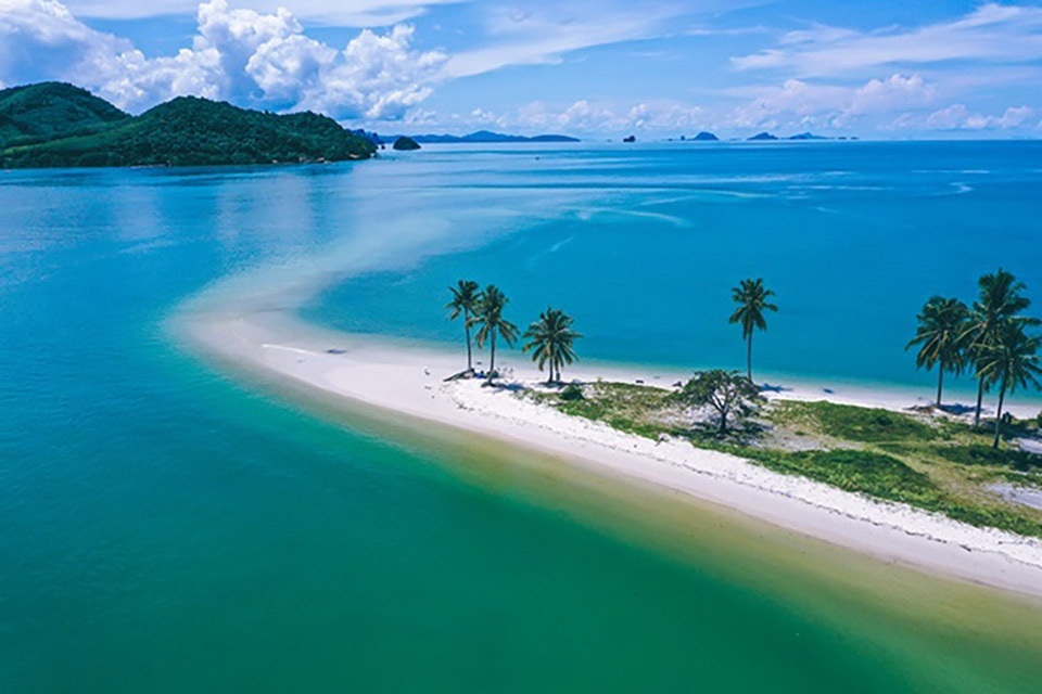 Der cape beach in phang nga der als malediven thailands bezeichnet wird zieht an den wochenenden 6675b509