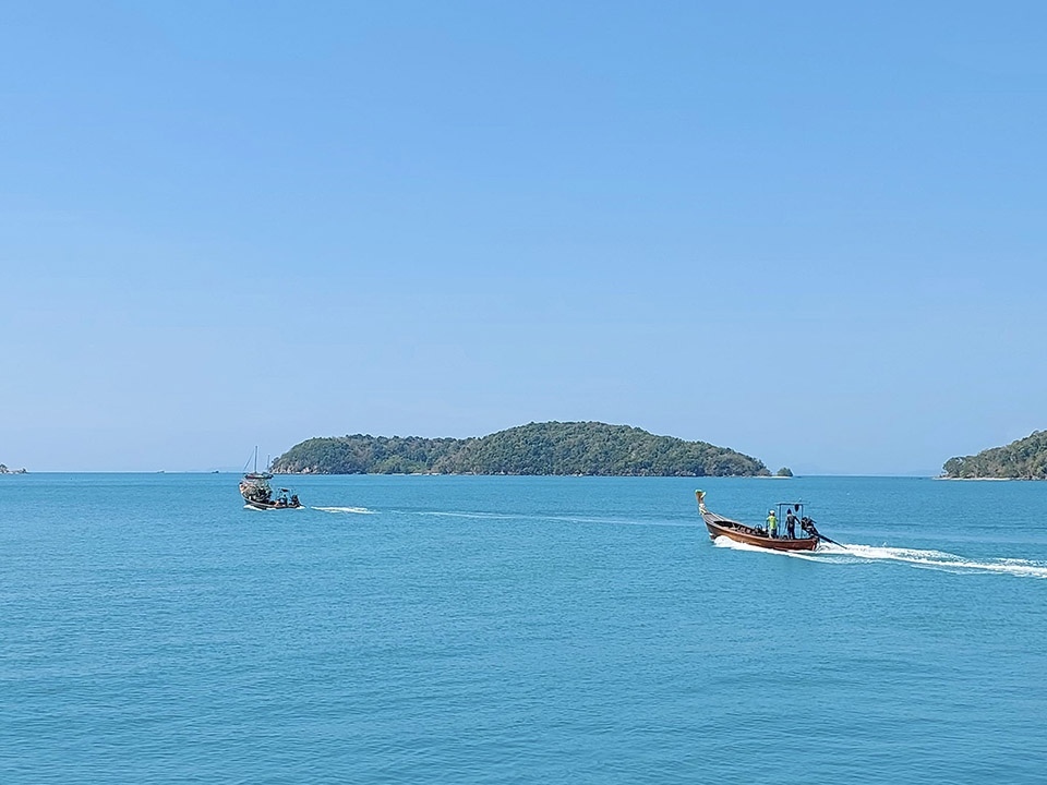 Der cape beach in phang nga der als malediven thailands bezeichnet wird zieht an den wochenenden 7e0318cb