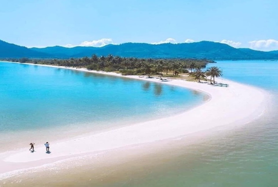 Der cape beach in phang nga der als malediven thailands bezeichnet wird zieht an den wochenenden c4266347