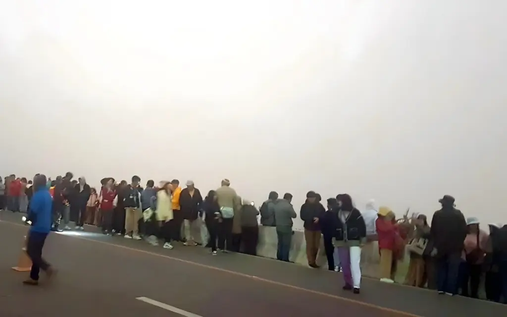 Doi inthanon in chiang mai kaelte und nebel ziehen tausende touristen an 60db4011