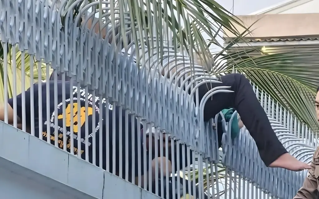 Drama bei der robinson mall in chantaburi frau stuerzt und bleibt in metallgelaender stecken 46c6141b