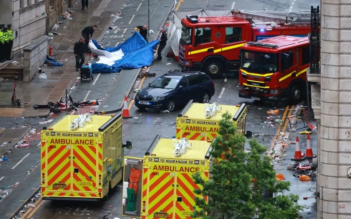 EILMELDUNG: Chaos bei Liverpool-Feier! Auto rast in Menge