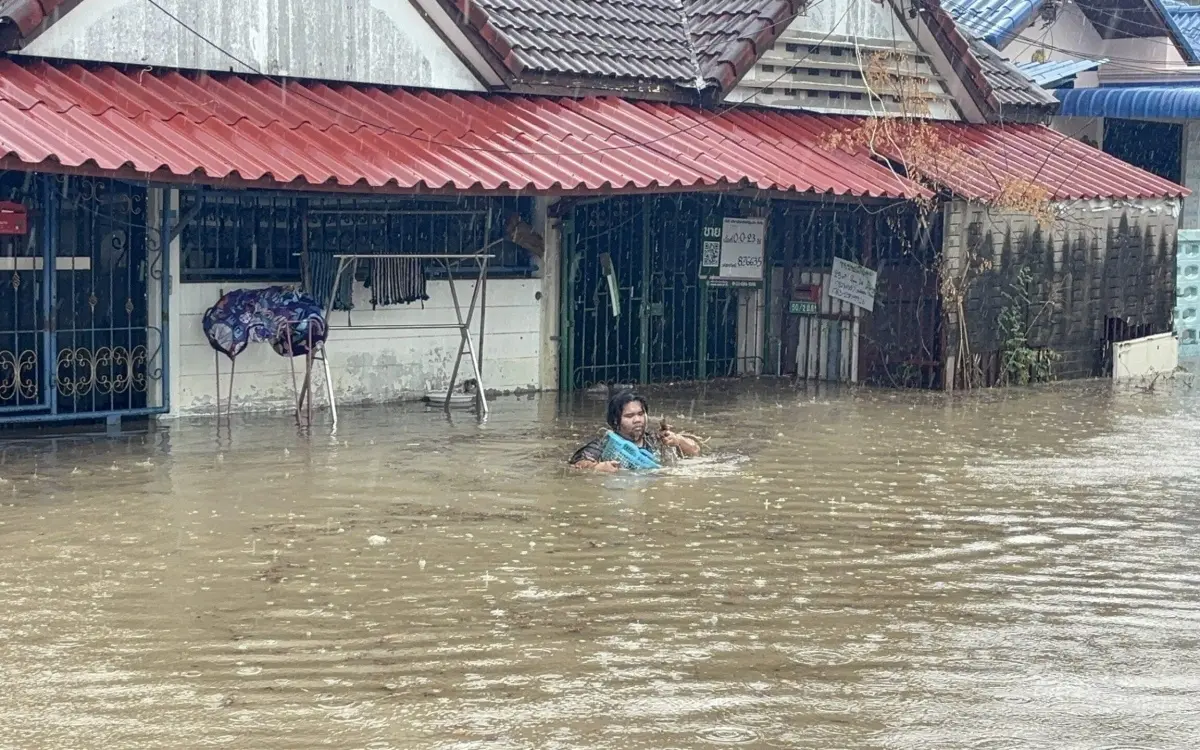Eilmeldung ungewoehnlich starker regen waehrend trockenzeit in thailand ueberflutet banglamung e9c685e6