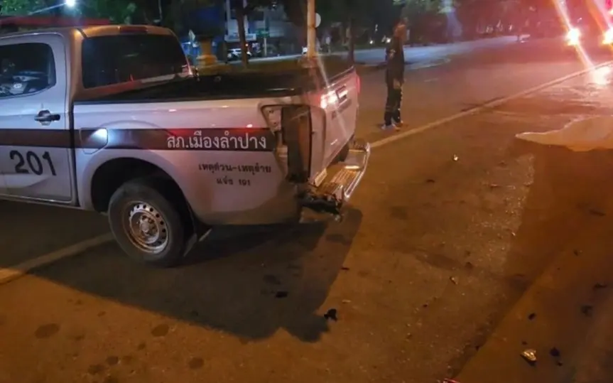 Ein Toter und ein Schwerverletzter bei Kollision mit Streifenwagen: Heftiges Ende einer nächtlichen Flucht bei Lampang
