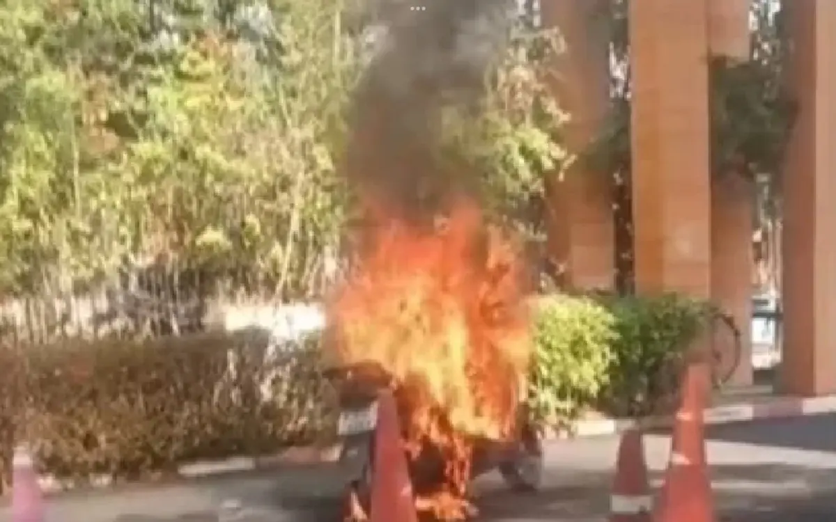Elektromotorrad in flammen explosion in udon thani sorgt fuer unsicherheit und sicherheitsbedenken 7dfb642f