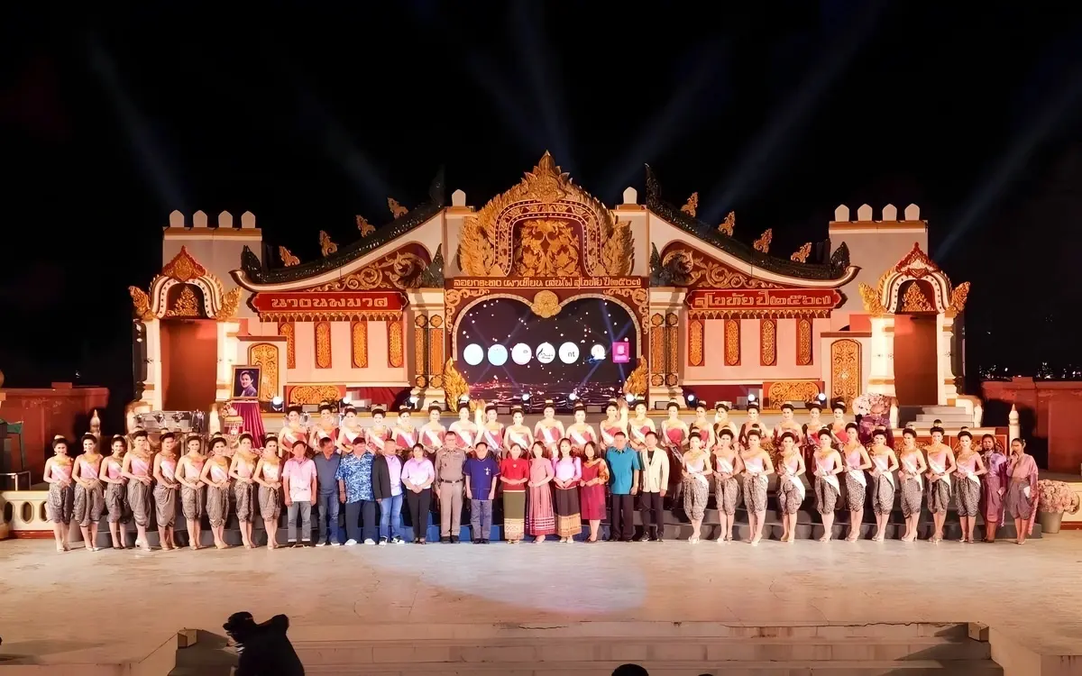 Entdecken sie die 40 schoene miss noppamas kandidatinnen bei der einzigartigen loi krathong 4e84328d