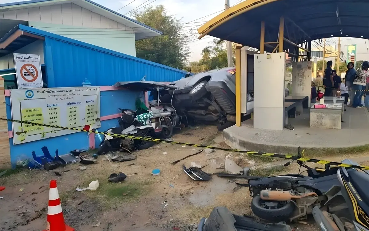 Fataler unfall in nakhon ratchasima betrunkener fahrer toetet polizisten und verletzt neun schueler 5fb03f1e