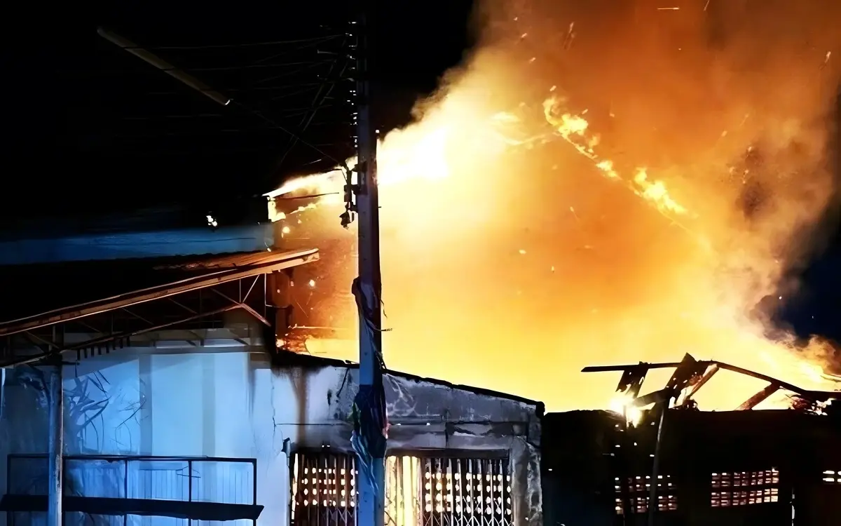 Feuer im tempel von pak chong moenche und novizen entkommen in letzter minute 53577c0e